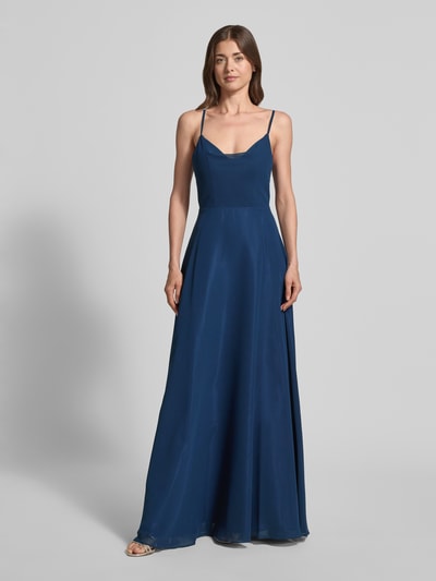 Frauenmodel trägt Midikleid mit rückseitigem Knotendetail von Laona, dunkelblau, A-Linie, Chiffon, Spaghettiträger, Ganzkörperansicht von vorne.
