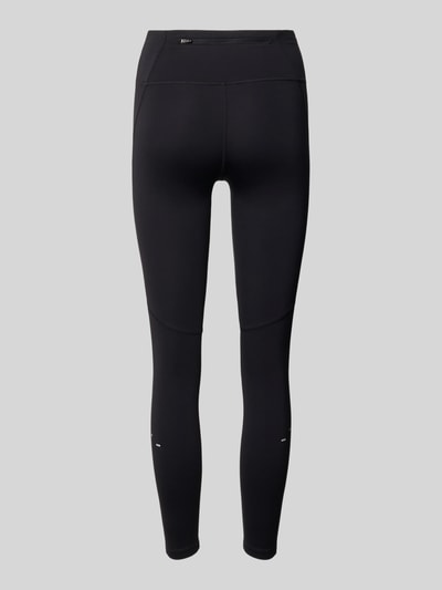 Frauenmodel trägt Leggings mit Logo von Nike, schwarze Farbe, Material-Mix mit Stretch-Anteil, Körpernahe Passform, Elastischer Bund, Ganzkörperansicht Rückansicht.