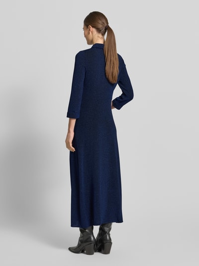 Vrouwenmodel draagt Hemdblusjurk met 3/4-mouw model 'JOHANNA' van YAS, glanzend, maxi, a-lijn, knoopsluiting, rugaanzicht.