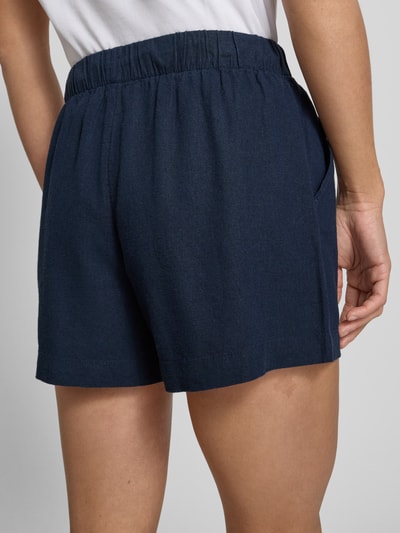 Frauenmodel trägt Relaxed Fit Bermudas aus Viskose-Leinen-Mix Modell 'GOA' von Only, efekt: jednolity kolor, tunel, wpuszczane kieszenie, wykończenie materiału: cieniowana przędza, mieszanka wiskozy i lnu, szorty bermudy; Ganzkörperansicht Rückansicht