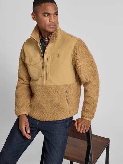 Männermodel trägt Regular Fit Troyer in Teddyfell-Optik von Polo Ralph Lauren, Unifarben, Struktur, Label-Stitching, Ganzkörperansicht von vorne.
