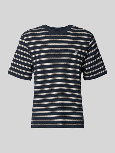 Produktfoto, Strukturiertes T-Shirt mit Logostickerei auf der Brust von REVIEW, Herren T-Shirt aus Reine Baumwolle, Gerader-Schnitt, Rundhalsausschnitt, Label-Stitching, Lochstickerei auf der Brust, Strukturmuster, Rückenlänge 70 cm in Größe M, dunkelblau mit hellen Querstreifen.