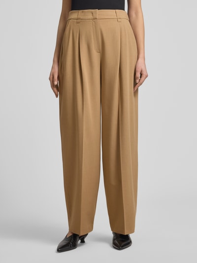 Frauenmodel trägt Barrel Fit Hose Modell 'Moira Bloom' von OPUS PANTS in Beige mit Bügelfalten aus Baumwoll-Mix, Nahaufnahme Oberkörper.