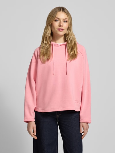Frauenmodel trägt Hoodie mit Kapuze von Smith and Soul, Baumwoll-Mix, Lockerer-Schnitt, Tunnelzug, Statement-Stitching, Ganzkörperansicht von vorne.