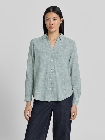 Frauenmodel trägt Regular Fit Hemdbluse aus reiner Baumwolle von Tom Tailor in Optik:Allover-Muster, Hahnentritt, Ganzkörperansicht von vorne.
