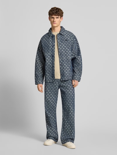 Męski model nosi Regular Fit Jacke in Denim-Optik Modell 'Monogram' od adidas Originals, niebieski wzór, czysta bawełna, przód w pełnej długości, krój regular fit, kent kołnierz, zapinanie na guziki, mankiety sportowe, długość pleców w rozmiarze M: 72 cm, szerokość ramion w rozmiarze M: 50 cm, szerokość klatki piersiowej w rozmiarze M: 59 cm, długość rękawa w rozmiarze M: 66 cm, pełny widok z przodu.