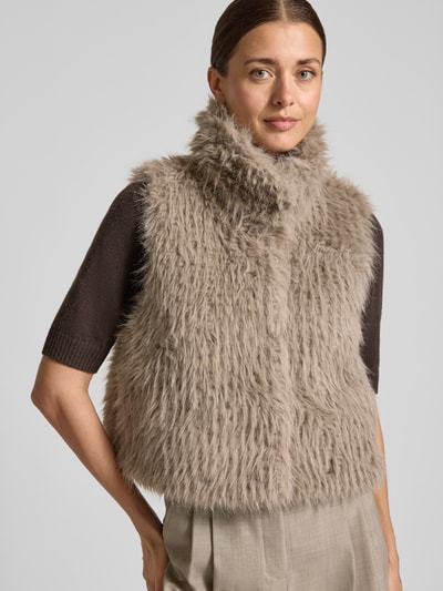 Vrouwenmodel draagt Weste aus Kunstfell mit Stehkragen van Amber & June, regular fit, beige kunstbont, okselhoogte 44 cm, schouderbreedte 31 cm, borstwijdte 46 cm, vooraanzicht bovenlichaam.