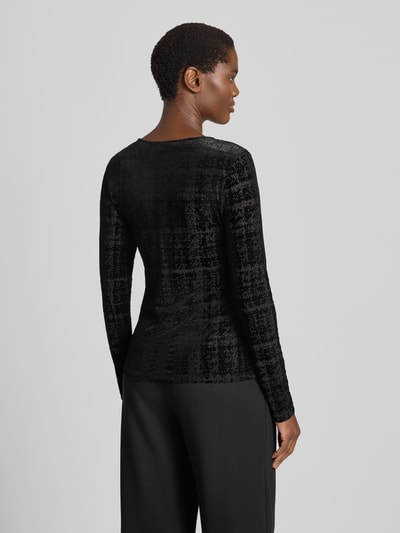 Vrouwenmodel draagt Longsleeve met structuur-patroon van Christian Berg Woman, Materiaalmix met stretch, getailleerde pasvorm, ronde hals, Ruglengte maat S 60 cm, Ganzkörperansicht Rückansicht.