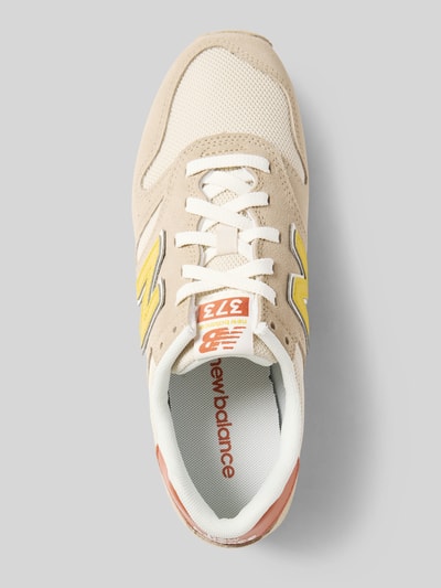 Produktfoto, sneakersy 'Sneaker mit Logo-Detail' od New Balance w jasnych beżowych i kremowych kolorach, detal z logo, zaokrąglony krój, wiązanie, profilowana podeszwa, wysokość obcasa w rozmiarze 39: 2 cm, wysokość cholewki w rozmiarze 39: 8 cm, szerokość w rozmiarze 39: 7 cm