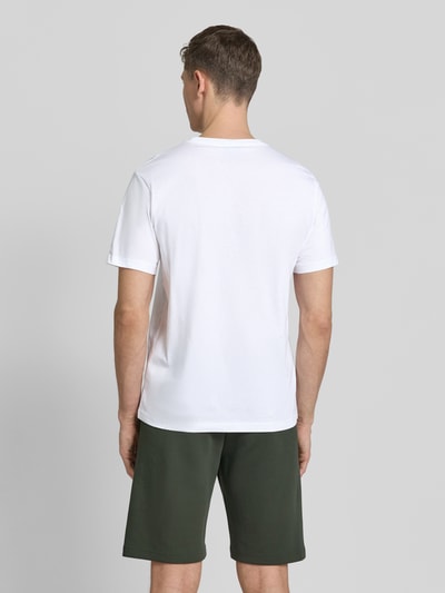 Männermodel trägt Regular Fit T-Shirt mit Rundhalsausschnitt von PAUL SMITH aus Reiner Baumwolle mit Stitching, Rückansicht Ganzkörperansicht. Rückenlänge bei Größe M: 69 cm.