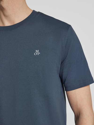 Męski model nosi Regular Fit T-Shirt aus reiner Baumwolle von Marc O'Polo, efekt: jednolity kolor, nadruk z logo, okrągły dekolt, krótki rękaw, bawełna; zbliżenie na górną część ciała