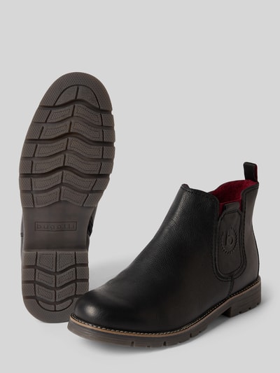 Produktfoto, Chelsea Boots aus echtem Leder Modell 'Jobar' von bugatti in Schwarz, abgerundete Form, profilierte Sohle, Label-Prägung, elastischer Einsatz, Absatzhöhe 3 cm, Schafthöhe 13 cm, Schaftweite 6 cm