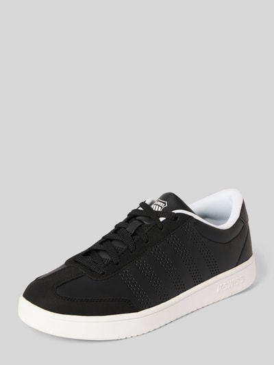 Produktfoto, Sneaker mit Label-Print Modell 'COURT' von K-Swiss in Schwarz mit Lochmuster und strukturierter weißer Sohle, Herrenschuh
