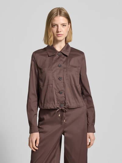 Frauenmodel trägt Jacke mit Tunnelzug von Christian Berg Woman Selection aus Baumwoll-Mix mit Stretch-Anteil, Gerader-Schnitt, Umlegekragen, Knopfleiste, Brusttaschen, einfarbiges Braun, glatte Textur, Ganzkörperansicht von vorne.