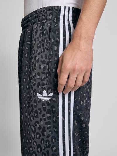 adidas Originals Spodnie dresowe z elastycznym pasem i wyhaftowanym logo Czarny 3