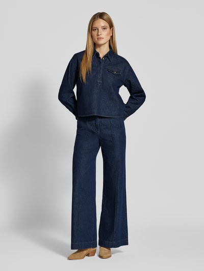Modelka nosi Regular Fit Jeansbluse mit Brusttasche od Luisa Cerano, ciemnoniebieska bawełna-Lyocell, kołnierzyk koszulowy, kieszeń na piersi, widok całej sylwetki z przodu.
