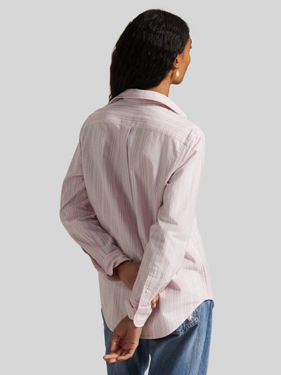 Vrouwenmodel draagt Regular Fit Hemdbluse aus reiner Baumwolle van Polo Ralph Lauren met roze-witte strepen, oxford katoen, logo-stitching, lange mouwen met manchet, achterkant, volledig zicht.