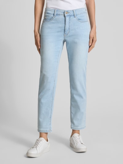 Kobiece model nosi Cropped Jeans mit Eingrifftaschen Modell 'Dream' od MAC, mieszanka bawełny i elastanu, krój krótki, wpuszczane kieszenie, szerokość w rozmiarze 36/27: 41 cm, długość wewnętrzna nogawki w rozmiarze 36/27: 70 cm, jasnoniebieski kolor, widoczna faktura denimu, Ganzkörperansicht von vorne.