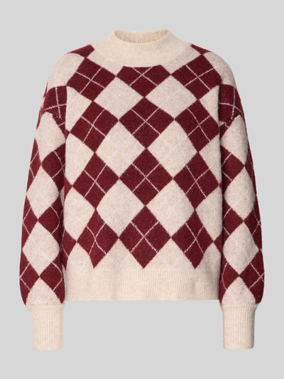 Produktfoto, Strickpullover im Allover-Look Modell 'EDEEN' von ICHI in Creme mit burgunderfarbenem Rautenmuster, Material-Mix mit Stretch-Anteil
