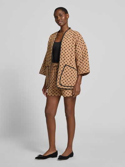 Frauenmodel trägt Jacke im Allover-Look Modell 'Lulu' von LOLLYS LAUNDRY aus Reine Baumwolle im Relaxed-Fit, 3/4-Arm, Ganzkörperansicht von vorne.