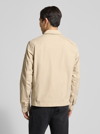 Männermodel trägt Regular Fit Hemdjacke aus reiner Baumwolle von Tom Tailor, unifarben, Twill, beige, Langarm, Ganzkörperansicht Rückansicht.
