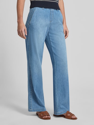 Frauenmodel trägt Wide Leg Jeans mit elastischem Bund von Brax im Used-Look, Baumwoll-Mix mit Stretch, hellblau, Nahaufnahme Unterkörper.
