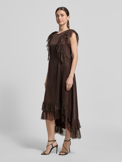 Frauenmodel trägt Midikleid in asymmetrischer Form mit Spitzenbesatz von Copenhagen Muse, braun, Viskose-Mix, Ganzkörperansicht von vorne.