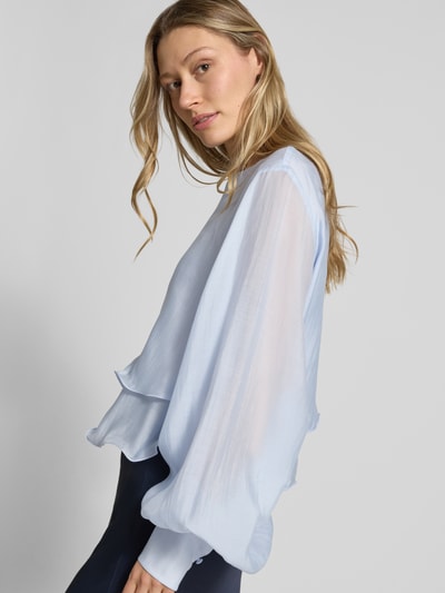 Frauenmodel trägt Regular Fit Bluse im Stufen-Look Modell 'TILLY' von Copenhagen Muse aus Lyocell-Mix in Hellblau, Nahaufnahme Oberkörper.