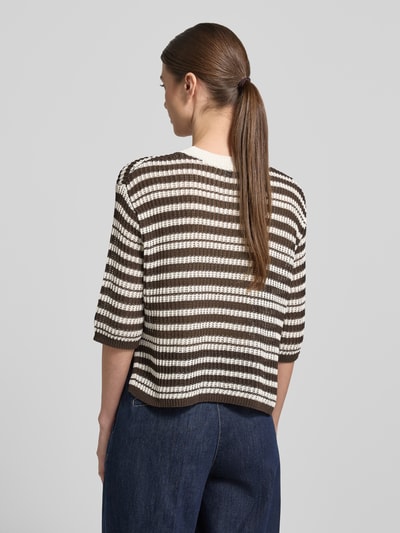 Frauenmodel trägt Strickshirt mit 3/4-Arm Modell 'Punny' von OPUS aus Baumwoll-Mix, Regular-Fit, gestreift, Ganzkörperansicht Rückansicht.
