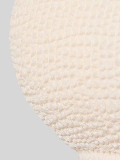 Produktfoto, cremefarbenes Bikini Oberteil mit Strukturmuster, Modell 'SKIN SAND' von Neo Noir, Nahaufnahme der Textur