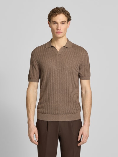 Männermodel trägt Slim Fit Poloshirt aus Baumwoll-Leinen-Mix von Profuomo in Braun mit V-Ausschnitt, Halbarm, Ganzkörperansicht von vorne.