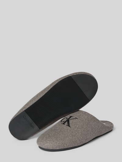 CK Calvin Klein Kapcie z wyhaftowanym logo model ‘MULE’ Średnioszary melanż 4