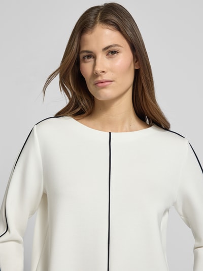 Vrouwenmodel draagt Regular Fit Sweatshirt met contrastnaden van s.Oliver BLACK LABEL in effen wit, modal-mix materiaal, ronde hals, langemouw, detailopname bovenlichaam.