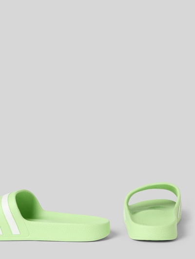 Productfoto, Badeschuhe met label in reliëf model 'ADILETTE AQUA' van adidas Sportswear, look: effen kleuren, open teen, plat, labelstrepen, comfortmodel/open, gestructureerde zool.