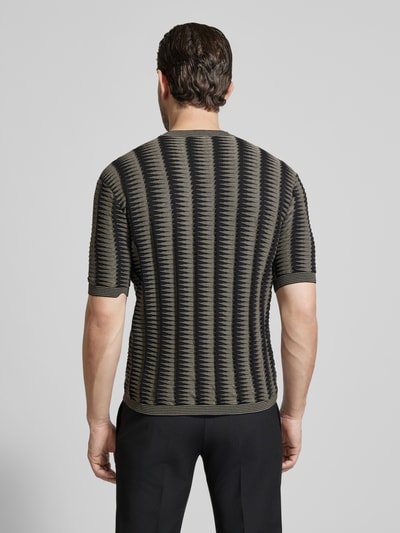 Männermodel trägt T-Shirt in Strick-Optik von Emporio Armani, Reine Baumwolle, Lockerer-Schnitt, Kurzärmelig, Rückenlänge 67 cm, Ganzkörperansicht Rückansicht.