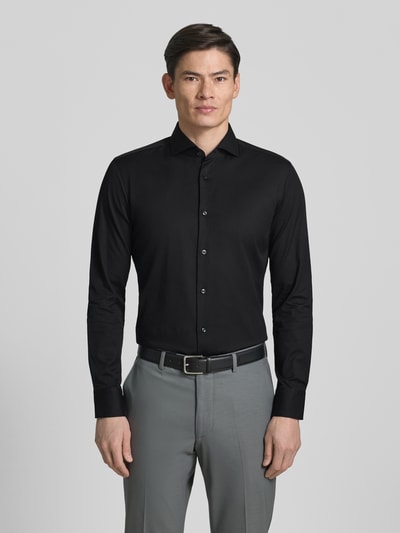 Männermodel trägt Slim Fit Businesshemd aus reiner Baumwolle Modell 'H-HANK-SP' von BOSS, Optik:Allover-Muster, Ganzkörperansicht von vorne.