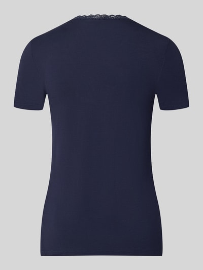 Produktfoto, dunkelblaues Slim Fit T-Shirt aus Viskose-Mix mit Spitzenbesatz von Christian Berg Woman, elastisch, Rundhalsausschnitt, Rückansicht