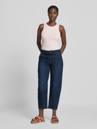 Vrouwenmodel draagt Barrel Fit Jeans met franjes en vetersluiting van Buena Vista, donkerblauw, met katoen en lyocell, steekzakken, binnenbeenlengte maat S 68 cm, bandwijdte 38 cm, full-body vooraanzicht