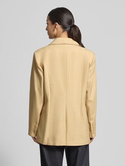 Frauenmodel trägt Regular Fit Blazer mit Viskose-Anteil Modell 'stacy' von Gestuz in Beige, glatte Textur, Ganzkörperansicht Rückansicht. Material-Mix, Reverskragen, Knopfverschluss, Pattentaschen, Rückenlänge 74 cm, Brustweite 52 cm, Ärmellänge 64 cm bei Größe 36.