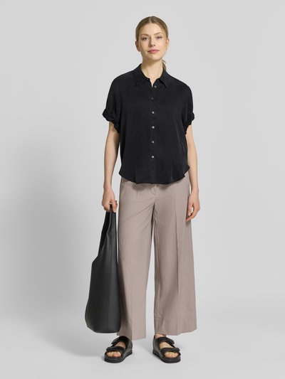 Frauenmodel trägt Loose Fit Bluse mit Hemdblusenkragen Modell 'ENCHANTED' von HUGO, Optik: Unifarben, Kurzarm, V-Ausschnitt, Knopfleiste, Rumpfabschluss abgerundet, Ganzkörperansicht von vorne.