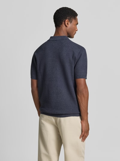 Męski model nosi Regular Fit Poloshirt in Strick-Optik von JAKE*S STUDIO MEN z bawełny, kolor granatowy, imitacja dzianiny, krótki rękaw, widok całej sylwetki z tyłu.