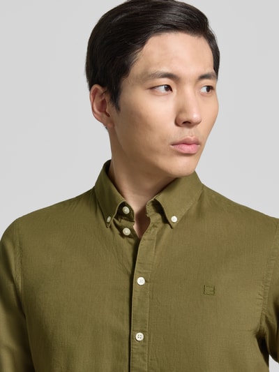 Männermodel trägt olivgrünes Slim Fit Freizeithemd aus Seide-Baumwoll-Mix mit Button-Down-Kragen, Casual Friday, Nahaufnahme Oberkörper, Modell 'Anton', Rückenlänge bei Größe M 78 cm, Schulterbreite 46 cm, Ärmellänge 66 cm.