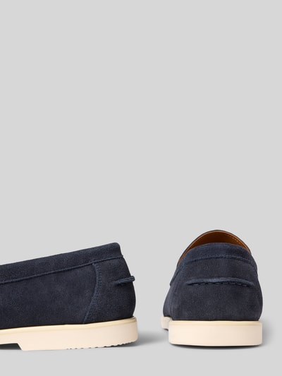 Produktfoto, Loafer aus echtem Leder Modell 'OWEN' von SELECTED HOMME, Optik: Unifarben, Schuhspitze: Abgerundet, Absatzform: Flach, Verschluss: Schlupf/offen, Sohle: Strukturiert, Materialverarbeitung: Veloursleder, Material: Echtleder, in dunklem Blau mit cremeweißer Sohle und weicher, leicht rauer Textur.