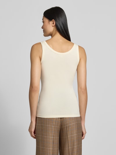 Frauenmodel trägt Slim Fit Tanktop aus Baumwoll-mix von s.Oliver RED LABEL in Creme, kombiniert mit karierten Hosen, Ganzkörperansicht Rückansicht.