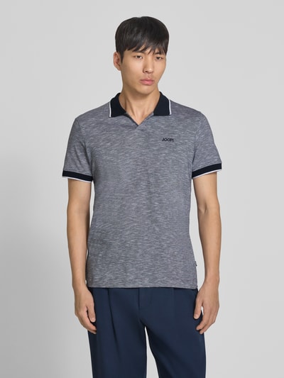Männermodel trägt Regular Fit Poloshirt mit Label-Stitching Modell 'Iwanito' von JOOP! Collection in Grau, Nahaufnahme Oberkörper.