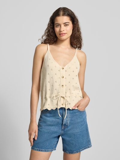Vrouwenmodel draagt beige regular fit tanktop van puur katoen, model 'PUKA' van PIECES, dames tanktop, close-up bovenlichaam