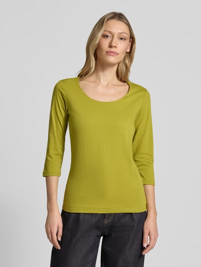 Vrouwenmodel draagt T-Shirt met 3/4-mouw model 'Pylle' van Soyaconcept in limegroen, slim fit, ronde hals, katoenmix met stretch, bovenlichaam close-up.