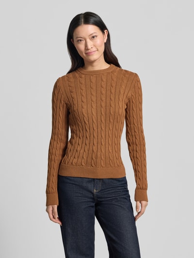 Vrouwenmodel draagt Strickpullover mit Zopfmuster und Rundhalsausschnitt van Jake*s Casual, puur katoen, recht model, kabelpatroon, ribboorden, ruglengte maat S 59 cm, mouwlengte 70 cm, effen bruin, grofgebreide textuur, Ganzkörperansicht von voren.