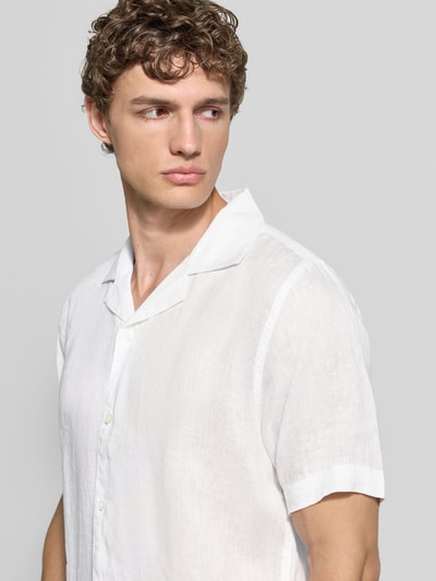 Männermodel trägt Modern Fit Freizeithemd aus Leinen Modell 'CAMICIA' von MARKUP in Weiß mit Kentkragen, Nahaufnahme Oberkörper. Rückenlänge bei Größe M: 74 cm, Schulterbreite: 43 cm, Ärmellänge: 26 cm. Leichte, glatte Struktur.