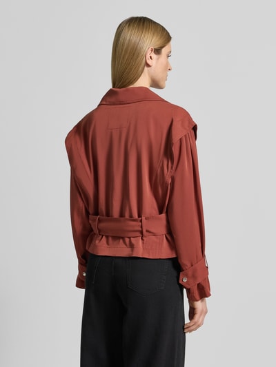 Frauenmodel trägt Slim Fit Trenchcoat aus Viskose-Mix Modell 'C-Jophelia' von BOSS Orange, Optik: Unifarben, Twill, Ganzkörperansicht Rückansicht.